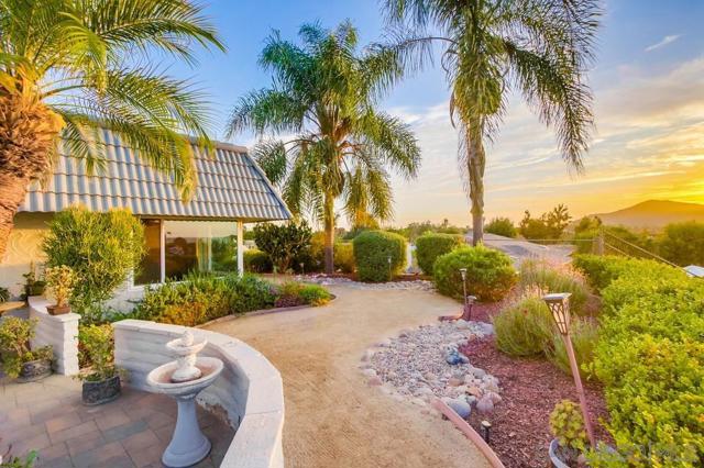 2052 Flying Hills Lane, El Cajon CA: https://media.crmls.org/mediaz/1fc7f4e8-4ae5-4179-9507-bb6b05e2dc30.jpg