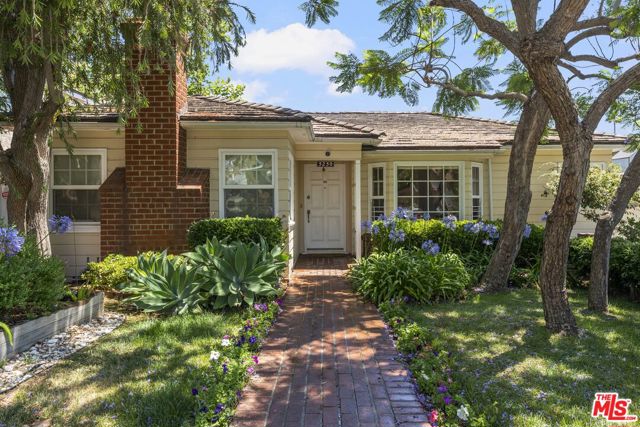3230 Kelton Avenue, Los Angeles CA: https://media.crmls.org/mediaz/1fc98b65-633c-4a3d-bdf9-cab2873c85fb.jpg