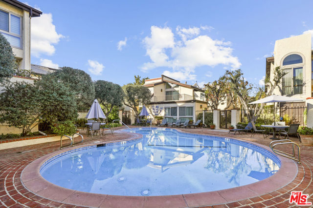 5245 Coldwater Canyon Avenue, Sherman Oaks CA: https://media.crmls.org/mediaz/1fca4155-d0cf-4fad-9933-795f95c9c67b.jpg