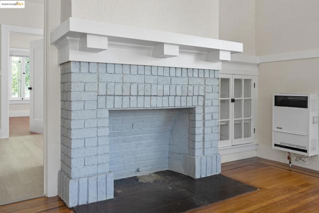271 38Th St, Oakland CA: https://media.crmls.org/mediaz/1fcacfbc-7838-480e-a812-384b1522e01c.jpg