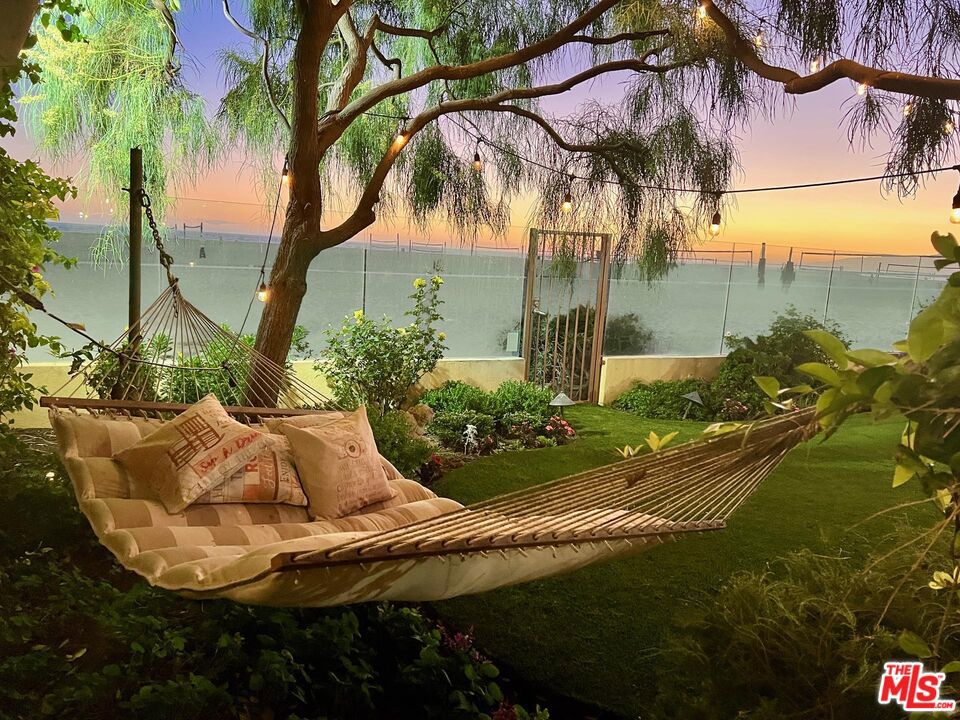 https://media.crmls.org/mediaz/1fcc17d7-a124-42cb-90f2-af9c2ae6ee68.jpg?preset=X-Large