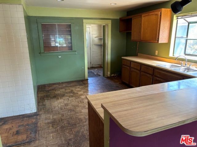 6330 S Harcourt Avenue, Los Angeles CA: https://media.crmls.org/mediaz/1fcc3690-3421-43e9-b749-04e8d085237d.jpg