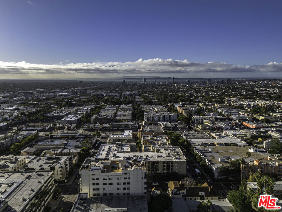https://media.crmls.org/mediaz/1fccf199-575e-4fb0-af6d-1737a854cea7.jpg?preset=X-Large