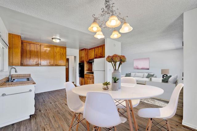 328 30 9th St, Del Mar CA: https://media.crmls.org/mediaz/1fcd2dd6-f980-4afd-84a3-01cd1c1d2086.jpg