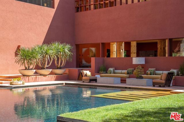 470 Layton Way, Los Angeles CA: https://media.crmls.org/mediaz/1fcd33a1-0787-403a-97da-91bbb85e4e22.jpg