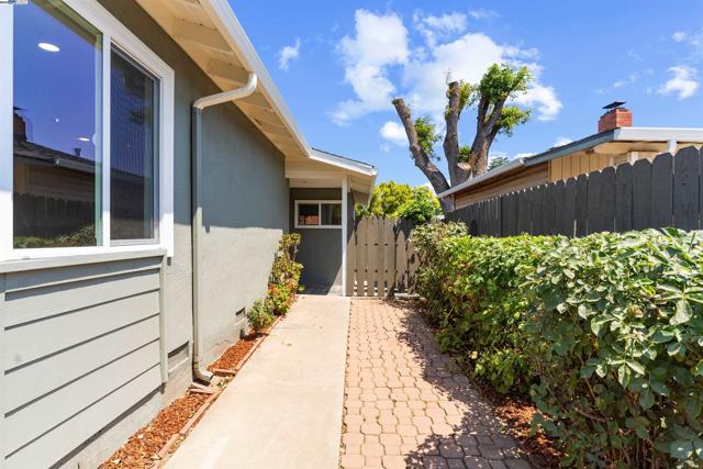 102 W 15Th St, Antioch CA: https://media.crmls.org/mediaz/1fcd73a5-2aa6-4455-b0c8-46680b357e61.jpg