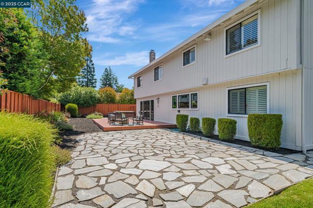 732 Graham Ct, Danville CA: https://media.crmls.org/mediaz/1fceacfb-7917-4c1c-8708-452b675bbe19.jpg