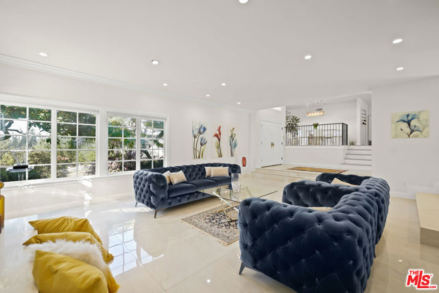 4729 Monarca Drive, Tarzana CA: https://media.crmls.org/mediaz/1fcef22b-6fc1-419f-8a73-476daf0ea22e.jpg