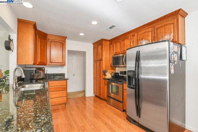 46 E Thirteenth St, Antioch CA: https://media.crmls.org/mediaz/1fd0901f-06e4-4f1c-92c3-c0136e349d9e.jpg