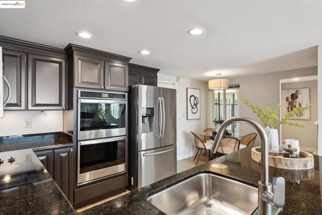 93 Thousand Oaks St, Oakland CA: https://media.crmls.org/mediaz/1fd174a3-e29c-47c0-a850-50669b966a58.jpg