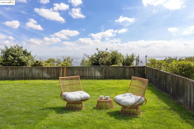 6019 Ridgemont Dr, Oakland CA: https://media.crmls.org/mediaz/1fd21d10-cbdf-4011-96bb-838932d552cf.jpg