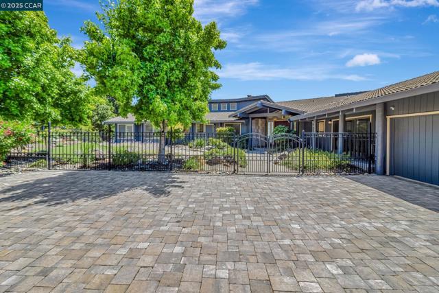 1960 Joseph Dr, Moraga CA: https://media.crmls.org/mediaz/1fd23666-1cc3-44e3-90c3-0e16df6e82e7.jpg