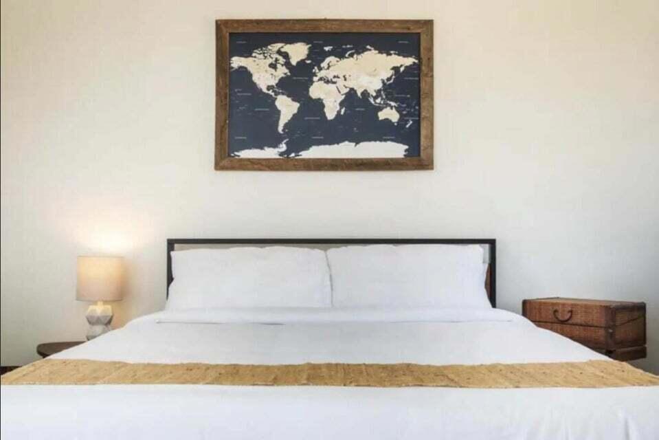 https://media.crmls.org/mediaz/1fd2c58f-def0-4eea-ad15-9faf194e0245.jpg?preset=X-Large