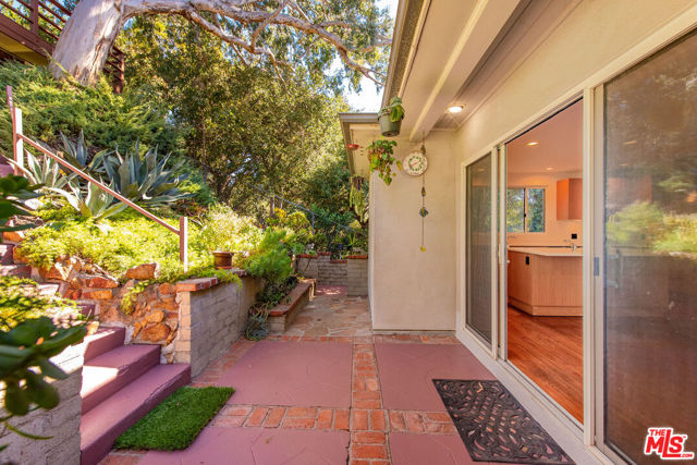 16449 Akron Street, Pacific Palisades CA: https://media.crmls.org/mediaz/1fd31363-b90f-47f3-ab9b-3e329c0aeaeb.jpg