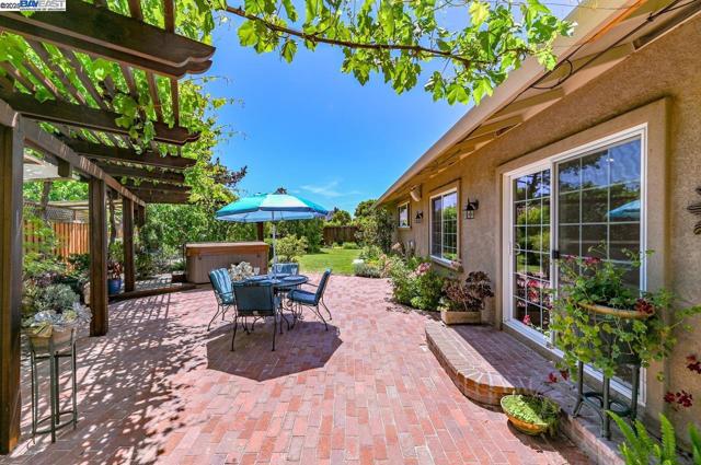 6701 Taffy Ct, Pleasanton CA: https://media.crmls.org/mediaz/1fd3e1fc-5f55-4a25-aeed-abcb0b85a11e.jpg