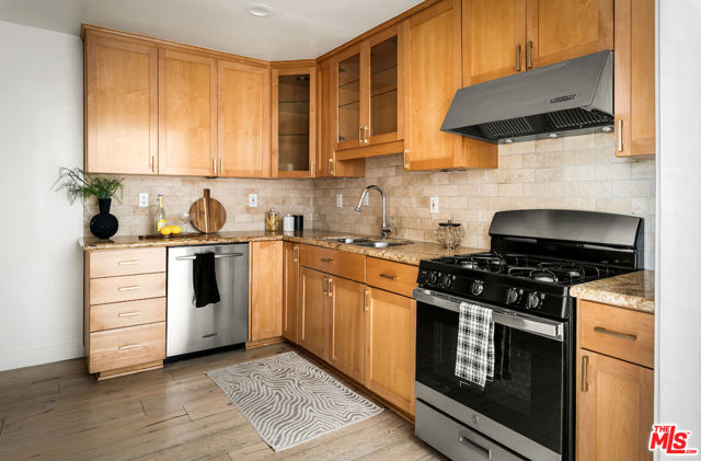 1425 Stanford Street, Santa Monica CA: https://media.crmls.org/mediaz/1fd4941a-31cd-4961-a6d8-131e5b8fdc86.jpg