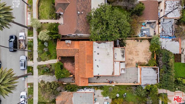 127 S Carson Road, Beverly Hills CA: https://media.crmls.org/mediaz/1fd57747-ae31-4138-a15d-c12cfceec8d0.jpg