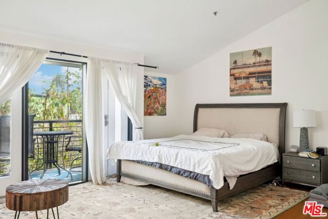 815 Hampton Drive, Venice CA: https://media.crmls.org/mediaz/1fd57cce-df75-43e5-8b16-38005b02fb4b.jpg