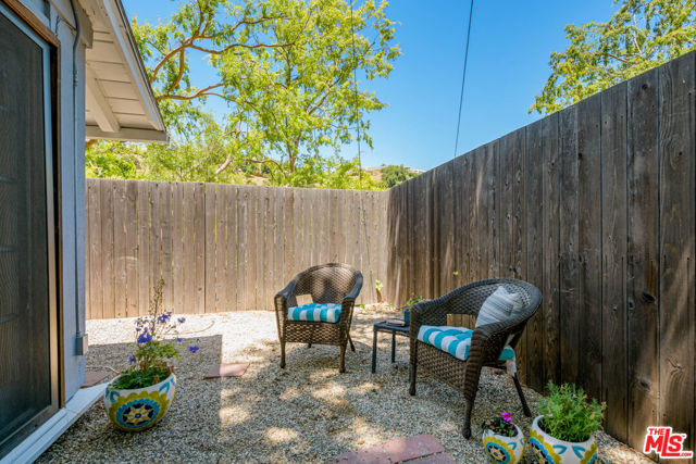 3856 Hayvenhurst Avenue, Encino CA: https://media.crmls.org/mediaz/1fd57d3f-54c9-4634-a177-3fb2d8fc6a47.jpg