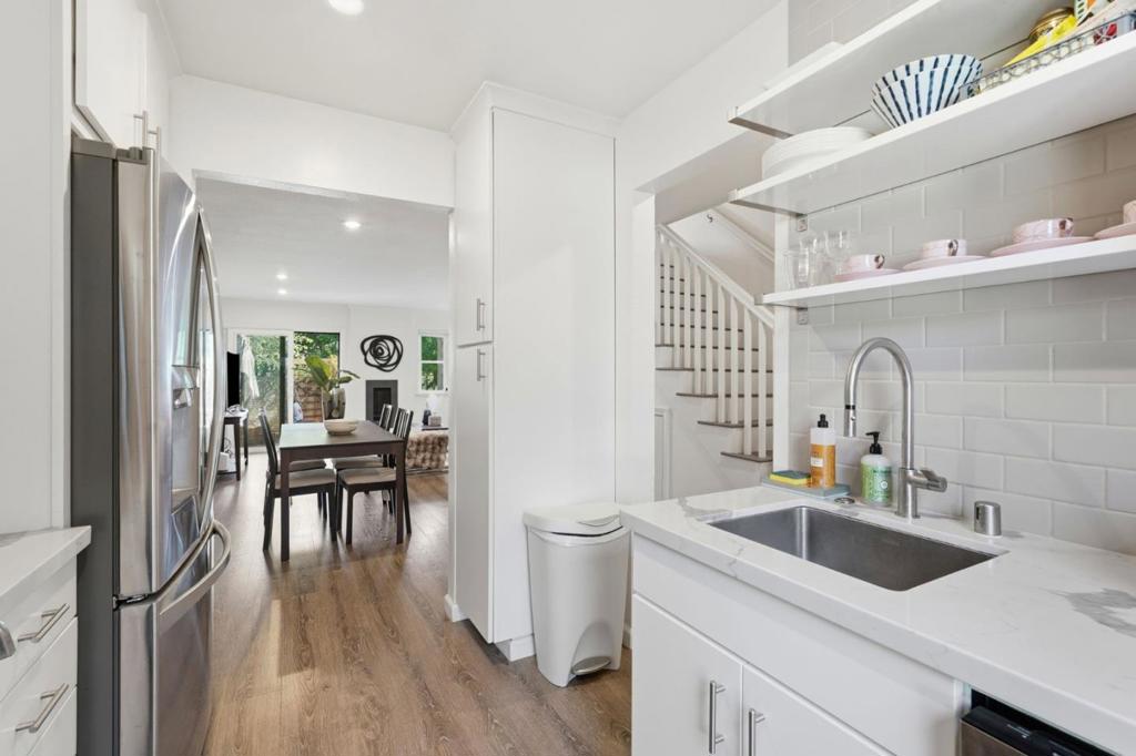 https://media.crmls.org/mediaz/1fd636fe-3c9f-499f-8c7b-7ae94ed40eec.jpg?preset=X-Large