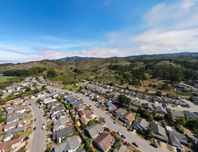 201 Bridgeport Drive, Half Moon Bay CA: https://media.crmls.org/mediaz/1fd70548-0cae-4bfe-8a6c-7005e6d9c7e4.jpg
