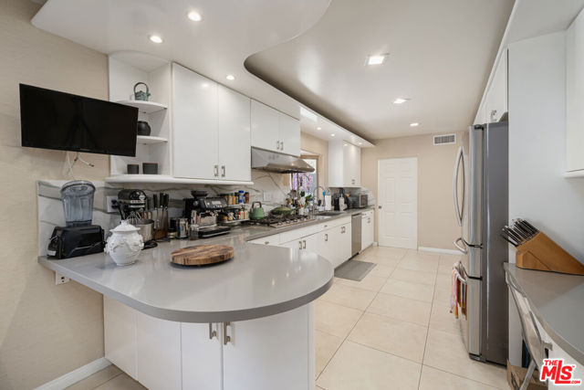 1708 Clear View Drive, Beverly Hills CA: https://media.crmls.org/mediaz/1fd730cd-2314-47a5-acf5-7a63e3465c29.jpg
