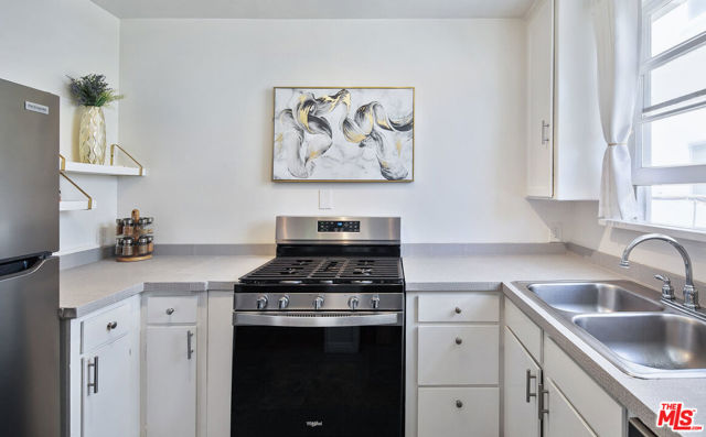 521 Venice Way, Venice CA: https://media.crmls.org/mediaz/1fd840cc-4496-407d-8d1d-92a31aa91ce8.jpg