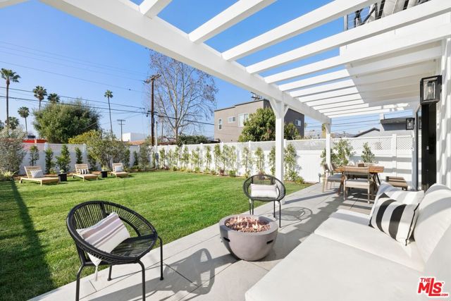 633 N Formosa Avenue, Los Angeles CA: https://media.crmls.org/mediaz/1fda841c-50af-4e33-9d2b-9b41cbc68b22.jpg