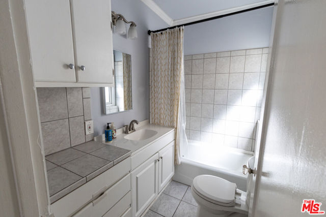 1206 3rd Avenue, Los Angeles CA: https://media.crmls.org/mediaz/1fdb30ba-6233-4ac7-9eac-16a362d14b0a.jpg