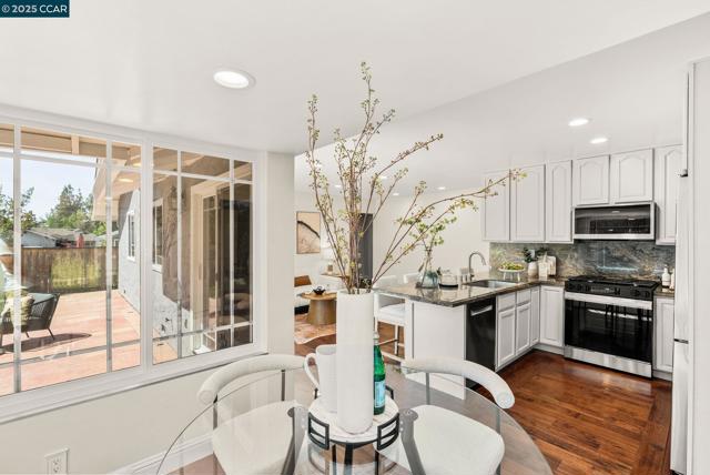 1925 Burnside Ct, Concord CA: https://media.crmls.org/mediaz/1fdb35d3-74ab-49b0-83a0-f5fbfbbfeda6.jpg