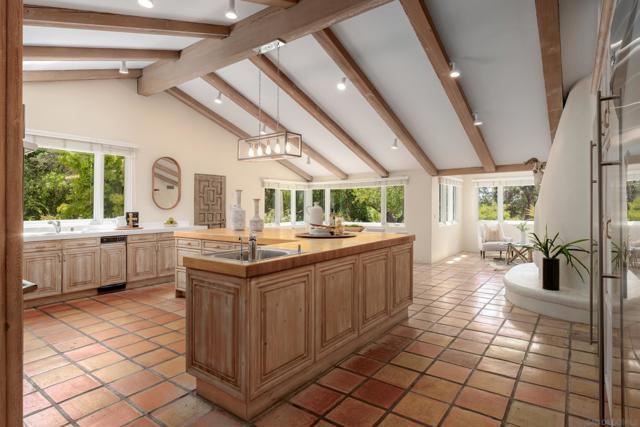 17716 Via De Fortuna, Rancho Santa Fe CA: https://media.crmls.org/mediaz/1fdcd268-dce6-4278-b3df-19817802ba2e.jpg