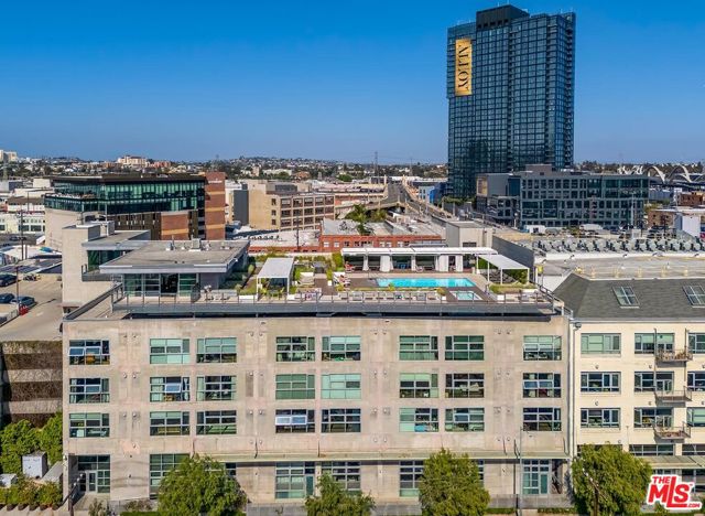 530 S Hewitt Street, Los Angeles CA: https://media.crmls.org/mediaz/1fde31b1-730b-419c-b436-232653a7ad7c.jpg