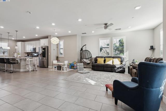 Image 7 of 53 For 3062 Maguire Way