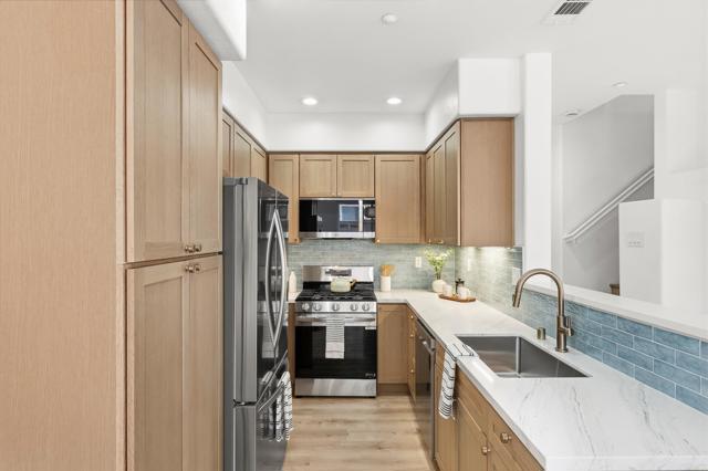 Detail Gallery Image 6 of 23 For 6415 Terraza Portico, Carlsbad,  CA 92009 - 3 Beds | 2/1 Baths