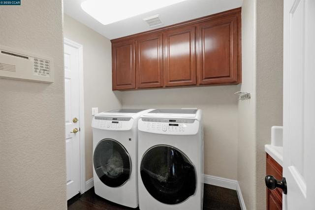 139 Shelterwood Ln, Danville CA: https://media.crmls.org/mediaz/1fe04e3d-725f-4bba-b266-62097ba0b63c.jpg