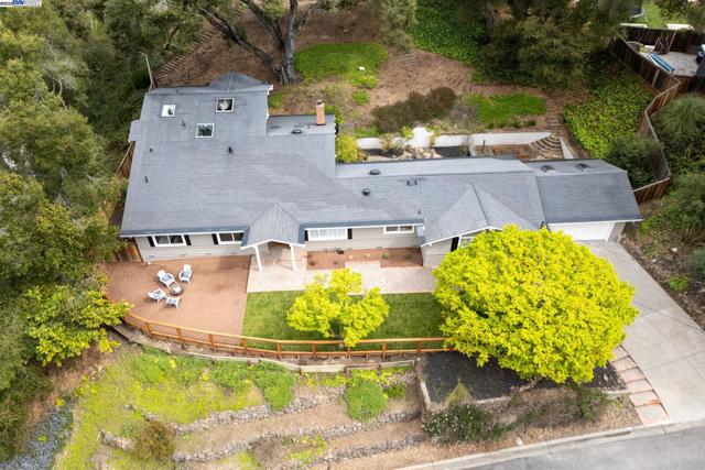 10 Easton Ct, Orinda CA: https://media.crmls.org/mediaz/1fe0a0ff-4e7e-42a6-bfdc-5f85c801018c.jpg
