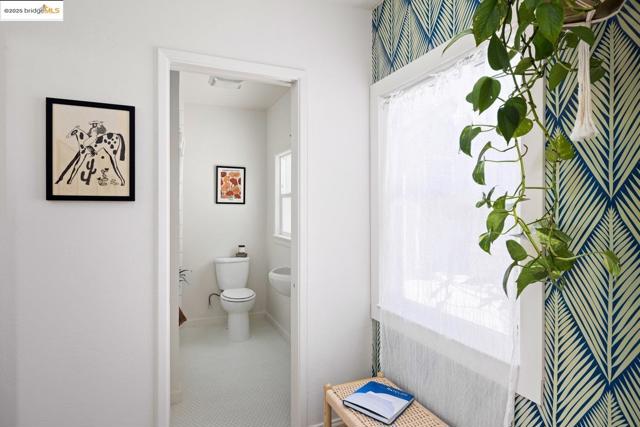 3742 Loma Vista AVE, Oakland CA: https://media.crmls.org/mediaz/1fe12533-b9b1-4b9e-bc60-243919a3651b.jpg