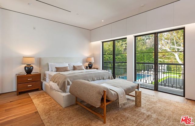 927 N Whittier Drive, Beverly Hills CA: https://media.crmls.org/mediaz/1fe13d9a-d308-4c71-a934-81bf948de23e.jpg