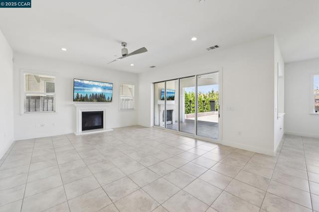 2909 Tulare Hills Dr, Dublin CA: https://media.crmls.org/mediaz/1fe44c0c-ce58-4e6f-8781-5f8426ba43a8.jpg