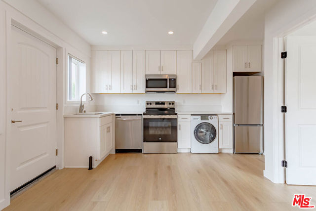 321 Lincoln Avenue, Glendale CA: https://media.crmls.org/mediaz/1fe4f058-43b7-4a1a-b476-4abb2e9a423d.jpg