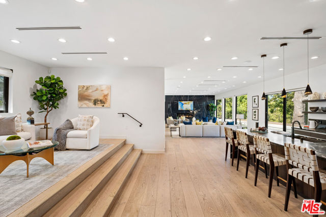 19536 Wells Drive, Tarzana CA: https://media.crmls.org/mediaz/1fe533bf-9714-48d6-99e6-660f25f0cd9e.jpg