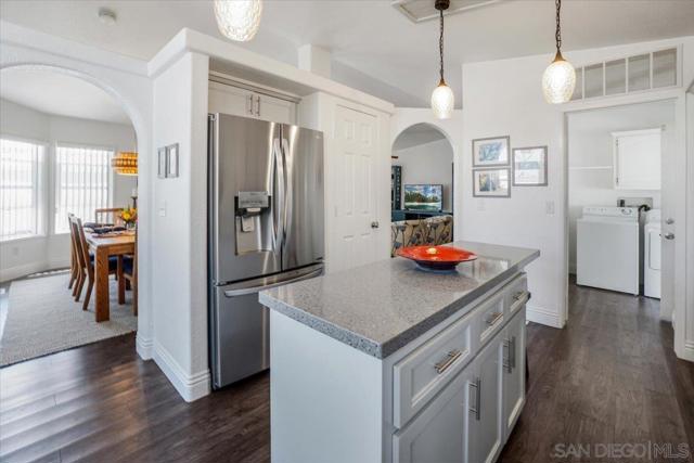 7241 San Luis St, Carlsbad CA: https://media.crmls.org/mediaz/1fe596bf-cfae-4cc5-88b0-984c14932315.jpg