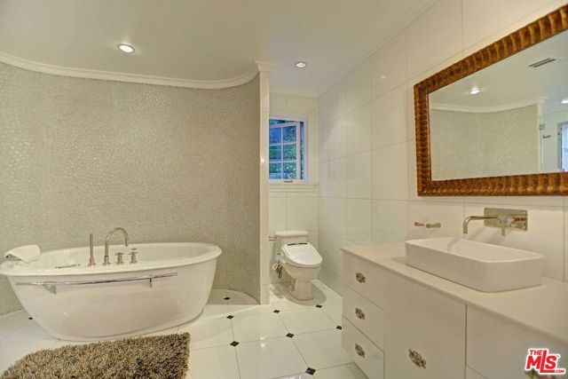 725 N Faring Road, Los Angeles CA: https://media.crmls.org/mediaz/1fe617db-d13b-450d-b24c-0f2c245721e8.jpg