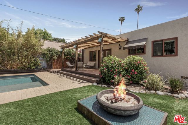571 N Cahuenga Boulevard, Los Angeles CA: https://media.crmls.org/mediaz/1fe69fd2-4dbb-43a8-8129-cf026cd809e0.jpg