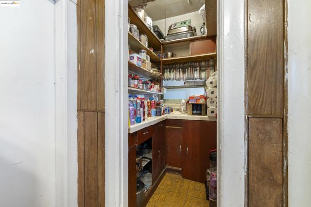 553 34Th St, Oakland CA: https://media.crmls.org/mediaz/1fe89248-f62a-4e10-8256-3a09d8ab49ab.jpg