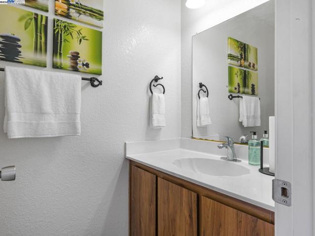 9 Moraine Court, Hercules CA: https://media.crmls.org/mediaz/1fea7627-d2e2-496f-85ef-83d3c1eff218.jpg