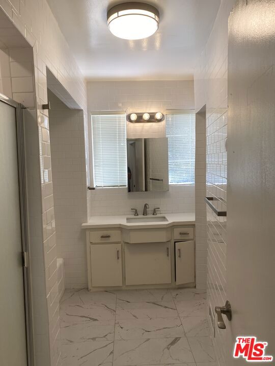 1845 1845 1/2 S South Beverly Glen Boulevard, Los Angeles CA: https://media.crmls.org/mediaz/1feac480-c62f-425f-82eb-32baf7536601.jpg