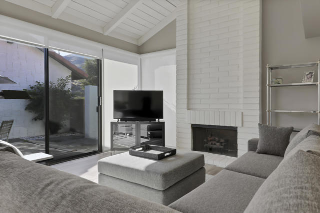 2545 Miramonte W Circle, Palm Springs CA: https://media.crmls.org/mediaz/1feb106a-e9f9-482f-b281-288fd2d45a3f.jpg