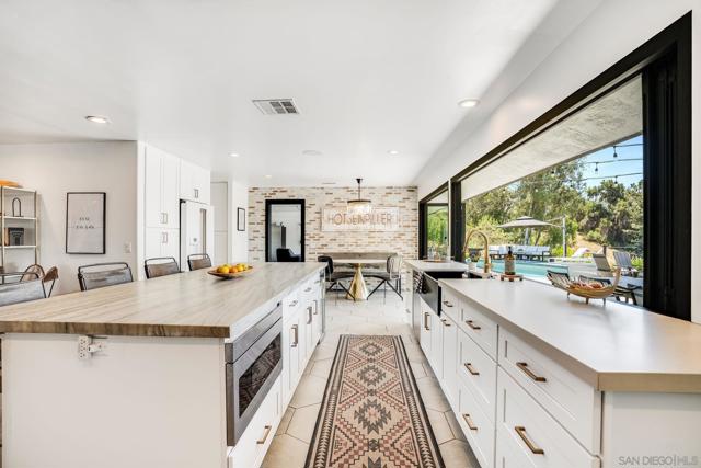 1271 Via Sendero, Escondido CA: https://media.crmls.org/mediaz/1febcbd2-2419-42f2-802d-3c94250ddba7.jpg