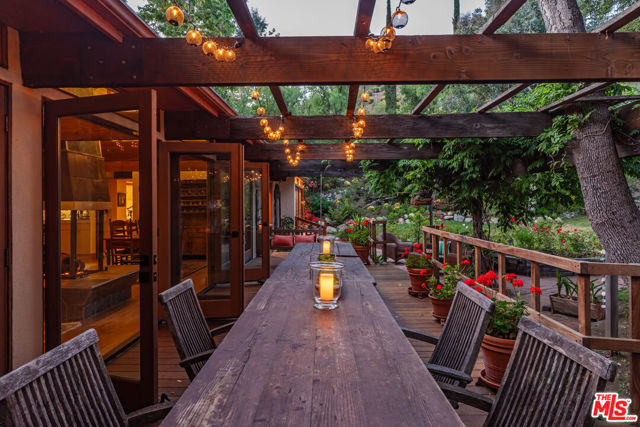 1064 Meadows End Drive, Calabasas CA: https://media.crmls.org/mediaz/1fed62b7-7f6f-4e85-93d7-6d857407c8ac.jpg